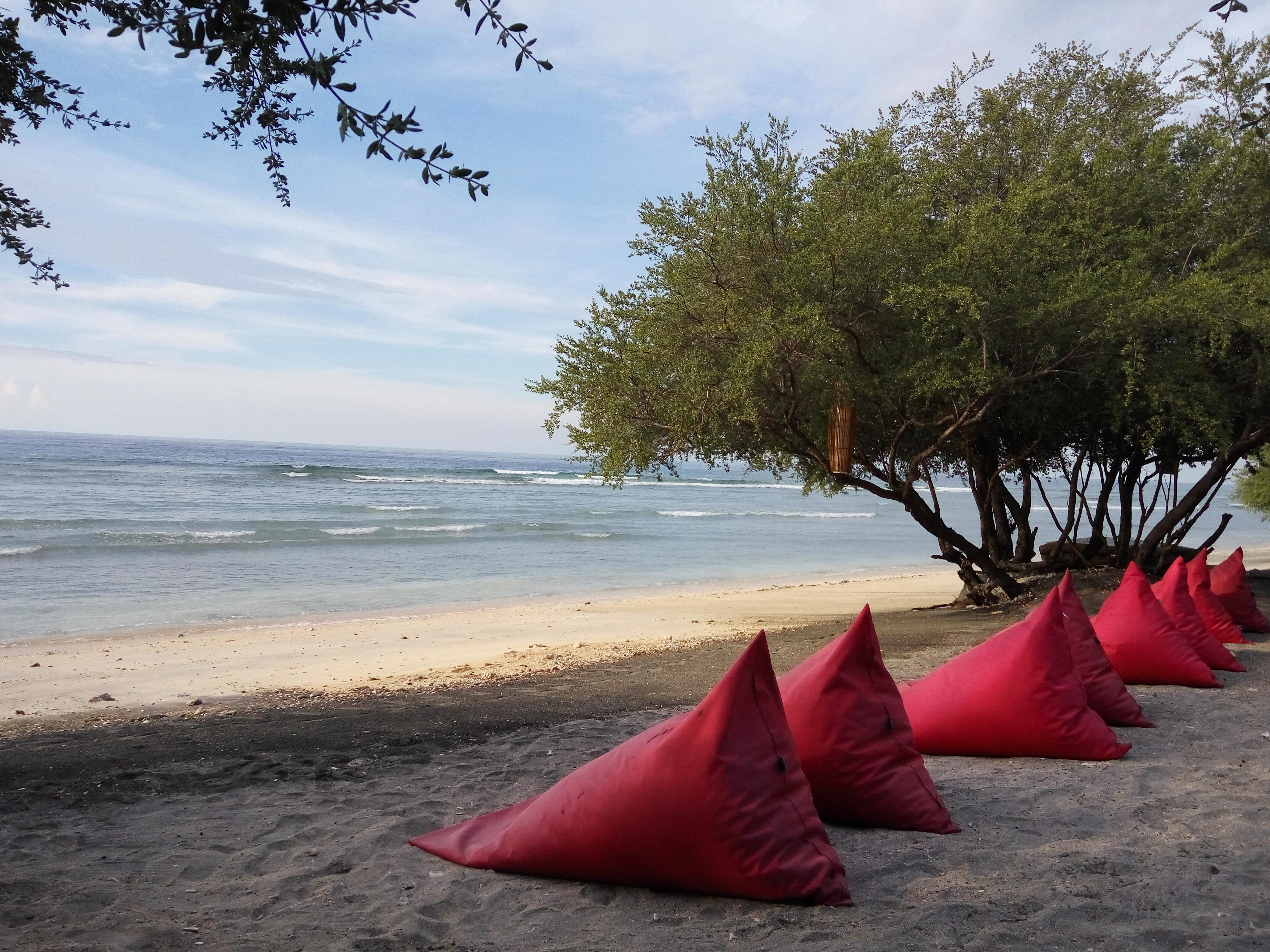 Jambuluwuk Oceano Gili Trawangan Hotell Eksteriør bilde Bean bag chairs on a beach
