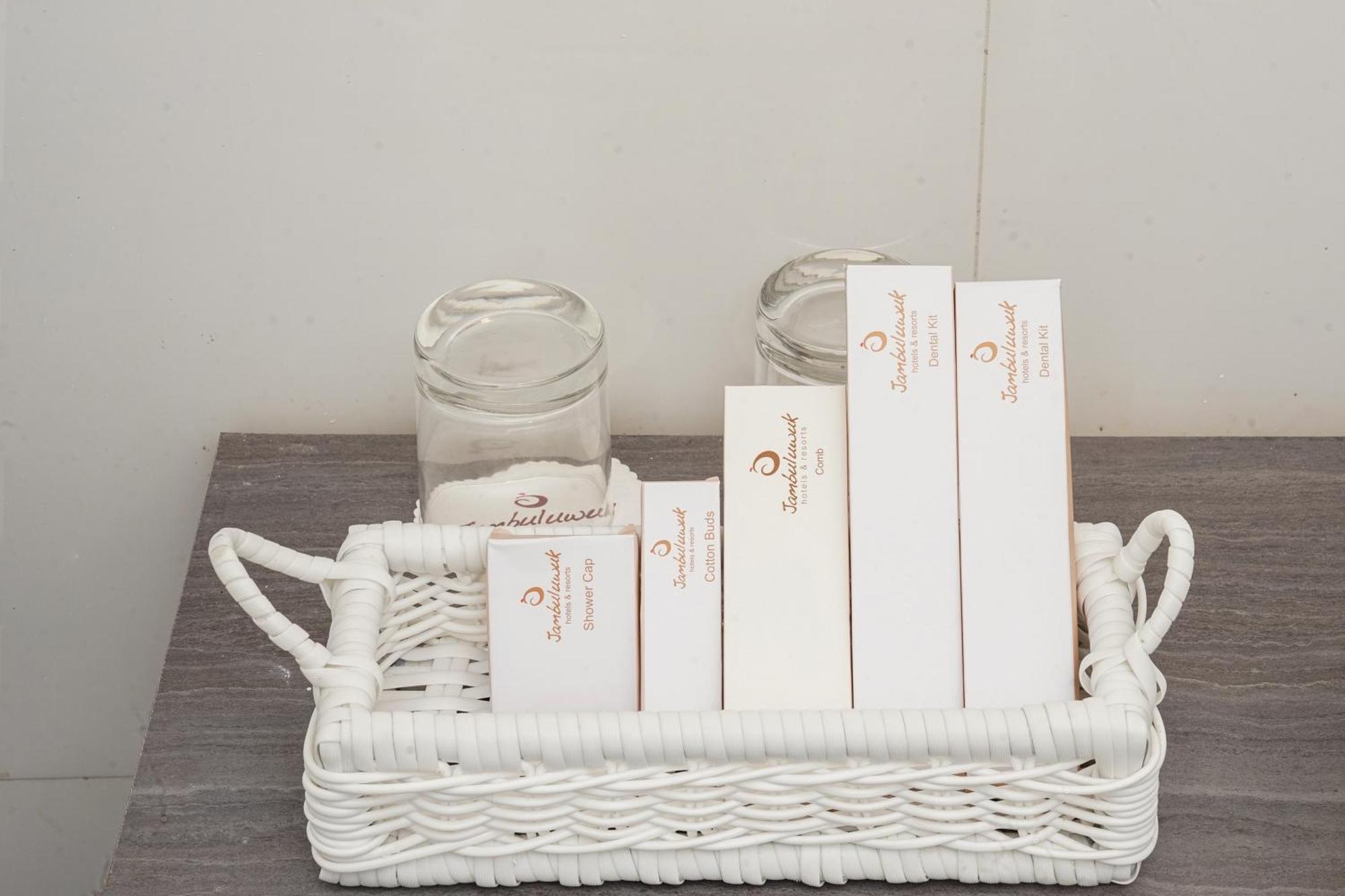 Jambuluwuk Oceano Gili Trawangan Hotell Eksteriør bilde A basket of toiletries
